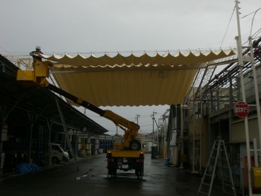 工場の開閉式テント-09